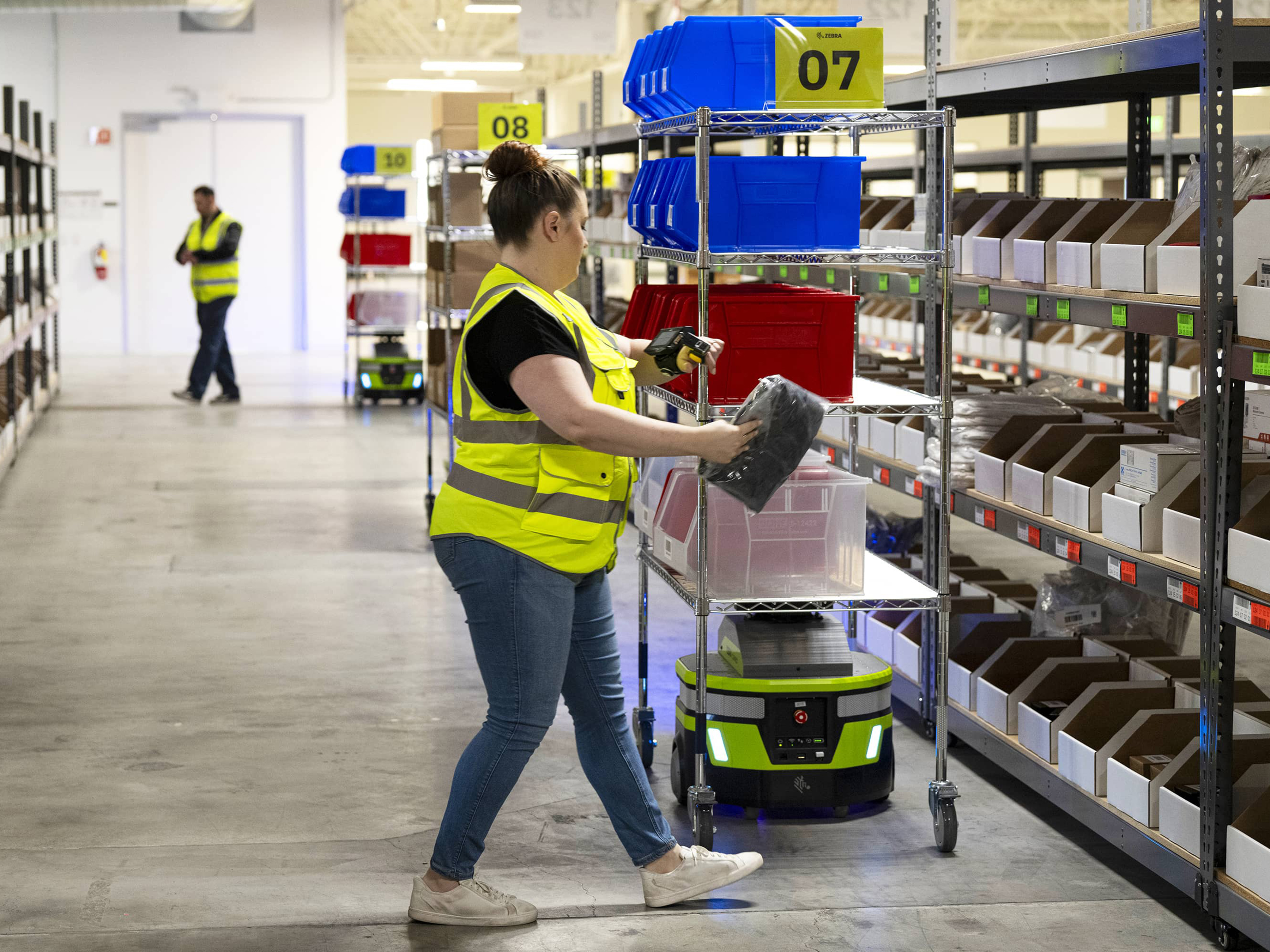 zebra-symmetry-fulfillment-photography-application-in-aisle-multiple-robots-pickers-3.jpg
