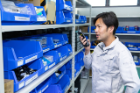 Thumbnail of /content/dam/zebra_dam/global/zcom-web-production/web-production-photography/web001/mc20-series-manufacturing-application-ppt-worker-3x2-3600.jpg