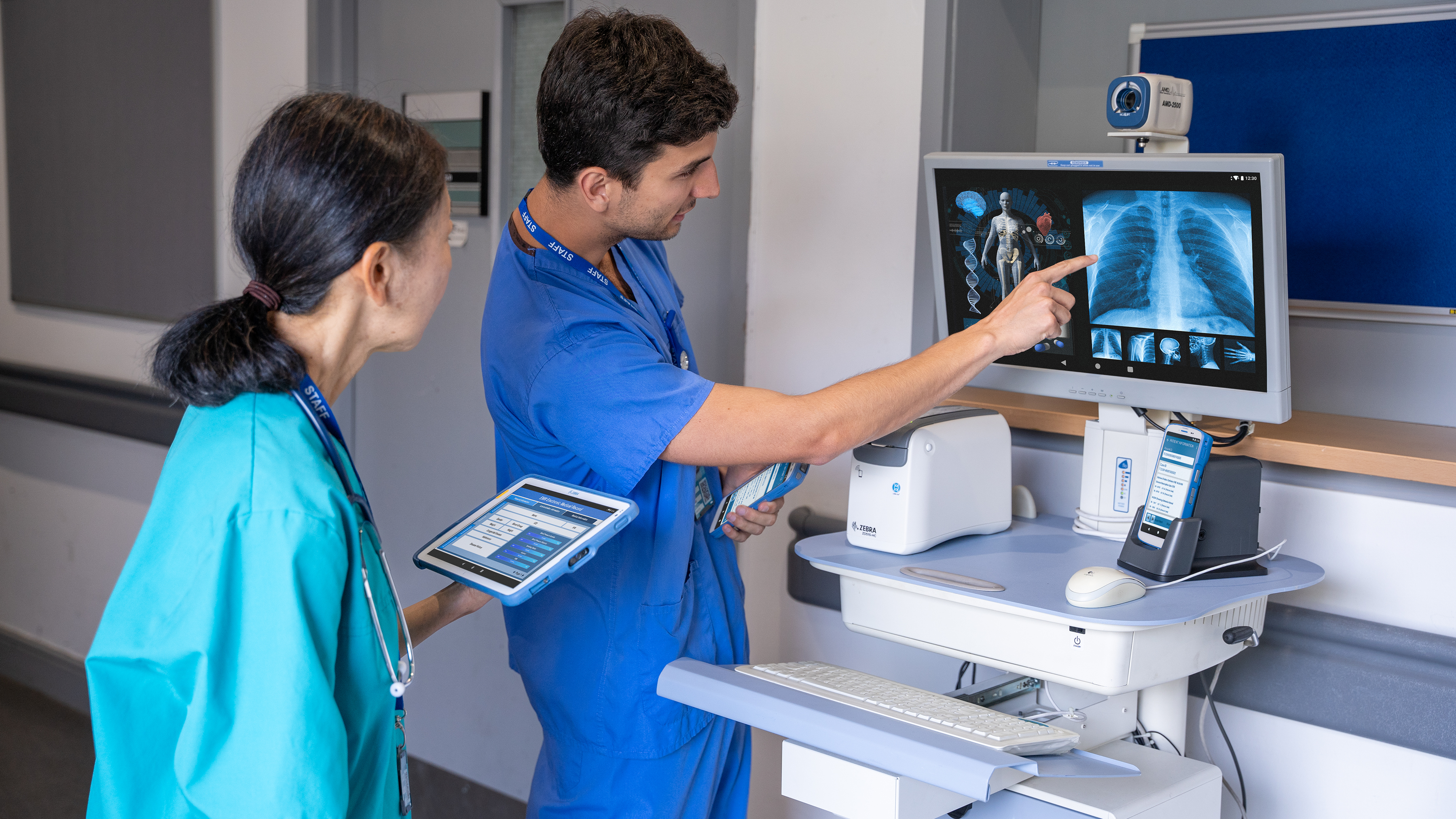 healthcare-photography-website-hc50-ET4x-hc-zd510-hc-connect-cradle-hallway-doctor-nurse-viewing-patient-record-16x9-3600x2025