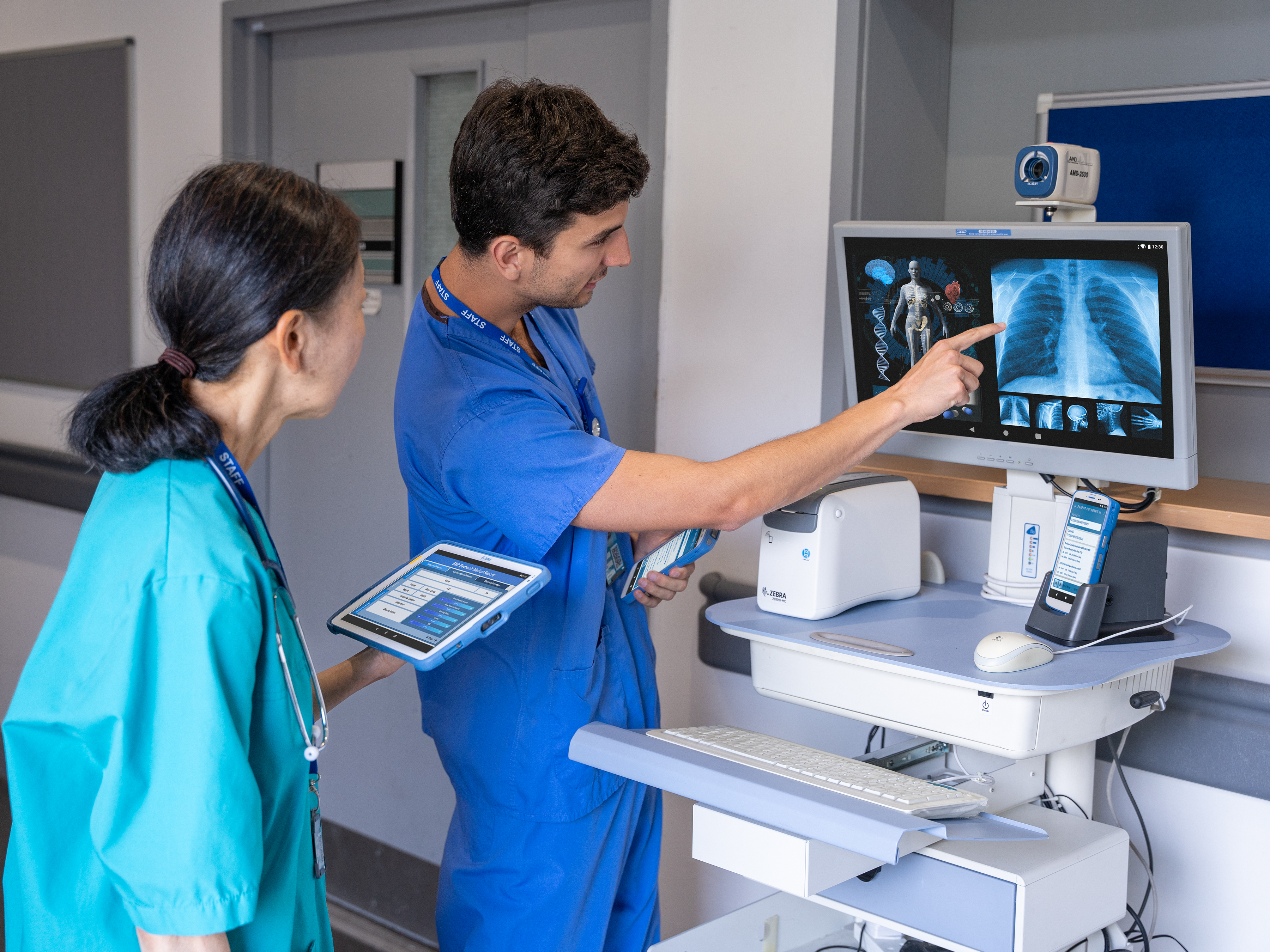 healthcare-photography-website-hc50-et4x-hc-zd510-hc-connect-cradle-hallway-doctor-nurse-viewing-patient-record-4x3-3600x2700
